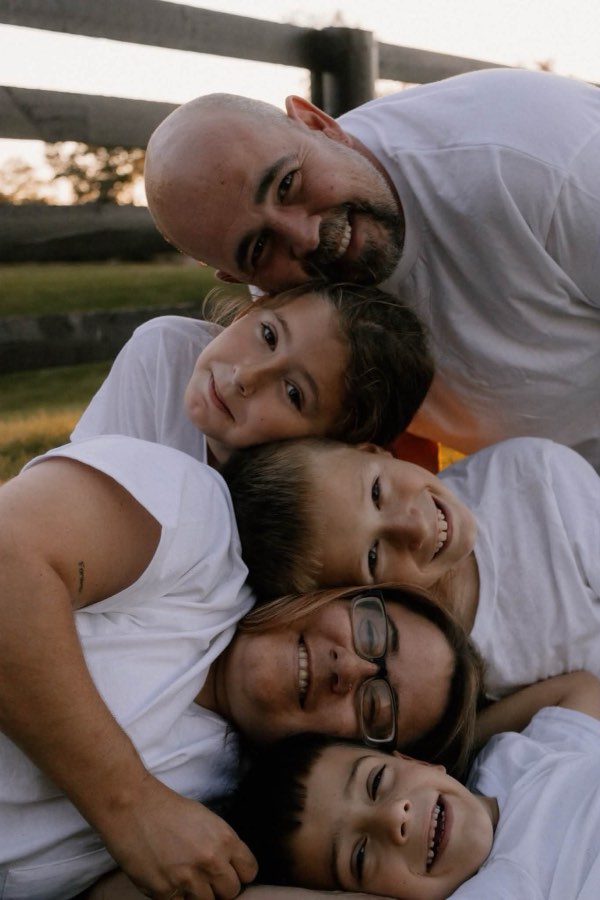 Family portrait in warm evening light, by Omens Photography.